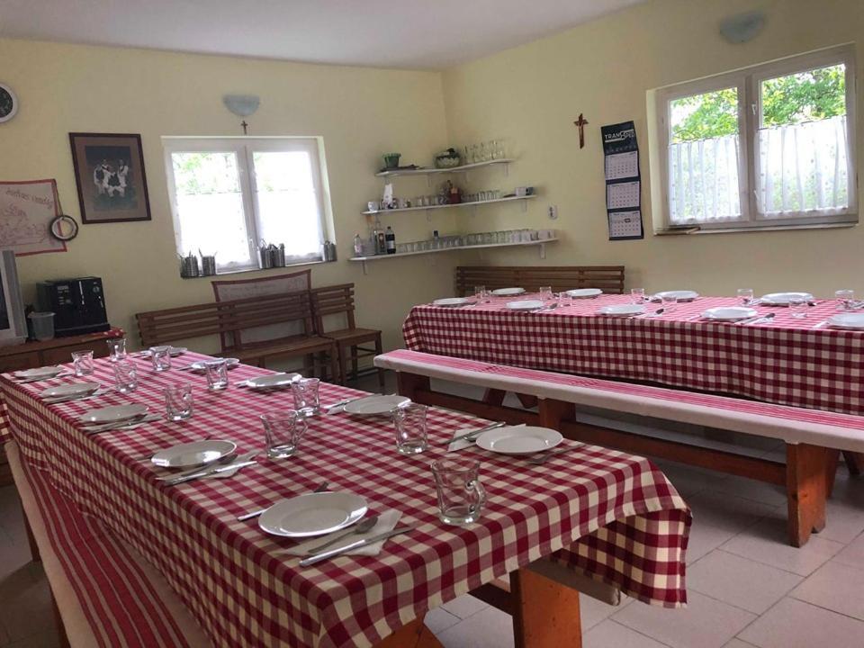 Balazs Vendeghaz Aparthotel Lupeni  Екстериор снимка