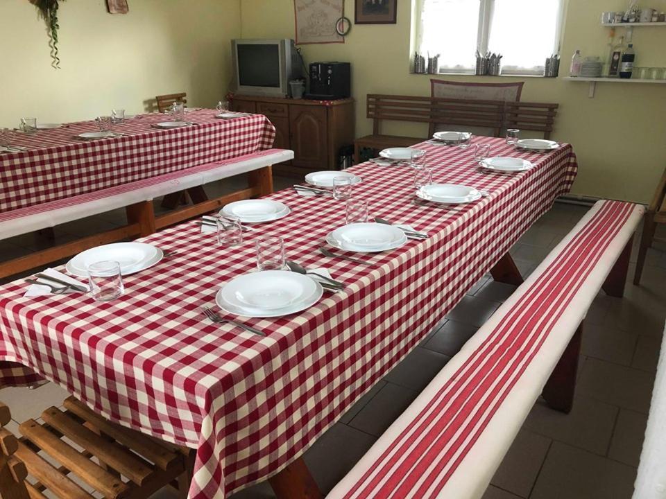 Balazs Vendeghaz Aparthotel Lupeni  Екстериор снимка