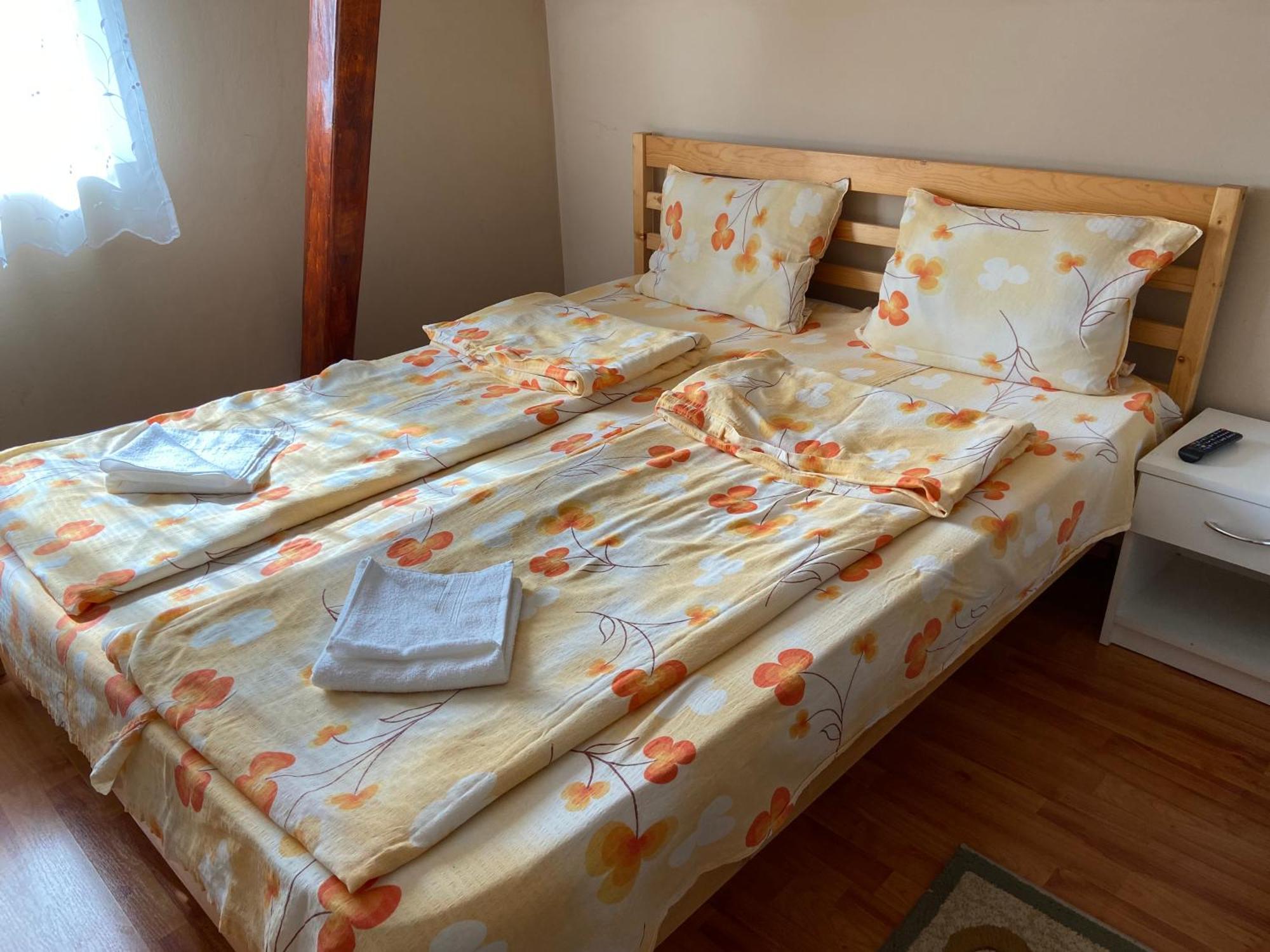 Balazs Vendeghaz Aparthotel Lupeni  Екстериор снимка